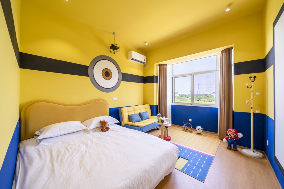 Minions Queen Room - view 1